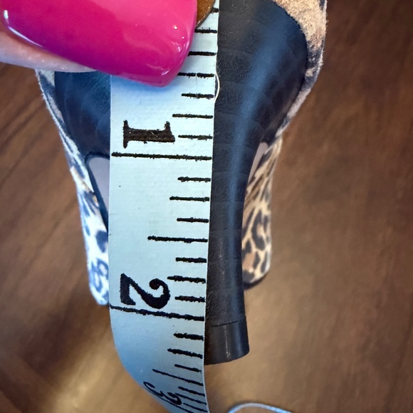 Clarks Lineal Collection Sea Leopard Cheetah Print Ankle Boot, Size 7 - Picture 6 of 12